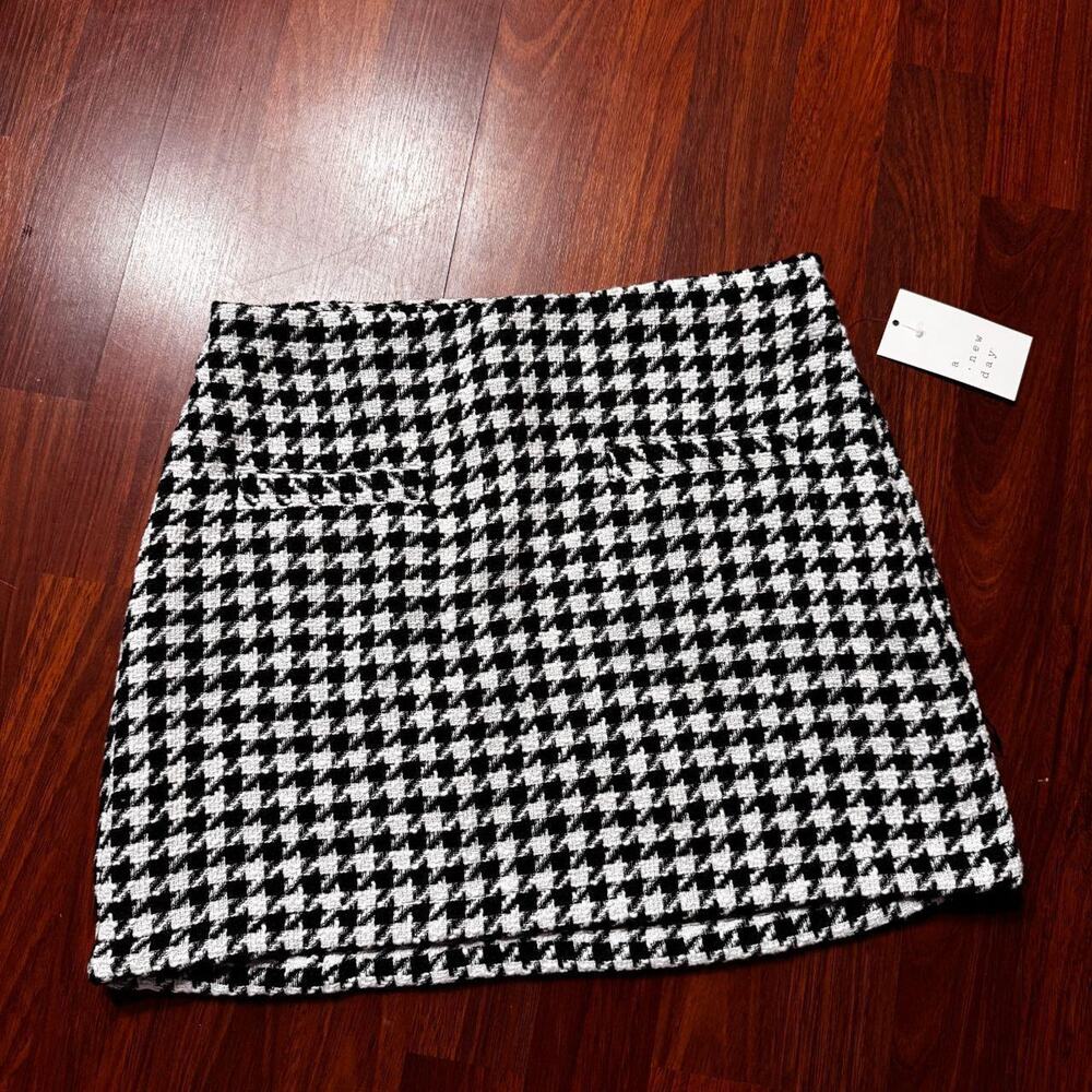 Chic black and cream houndstooth